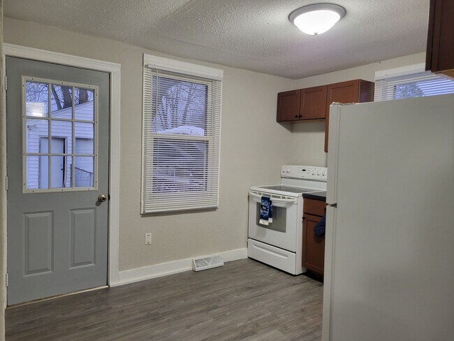 Building Photo - Small & Mighty: Rent this 'Grandview Gem' ...