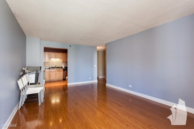 Building Photo - 1250 N La Salle Dr