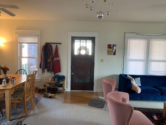 Building Photo - Spacious 3 bed/3 bath Home near Switchyard Park!