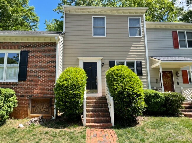 Building Photo - Desirable 2 Bedroom Townhouse Near Downtown Cary