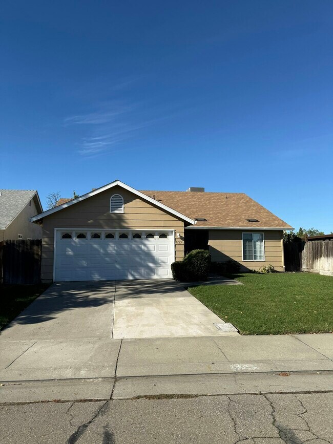 Building Photo - 1725 S Sacramento St