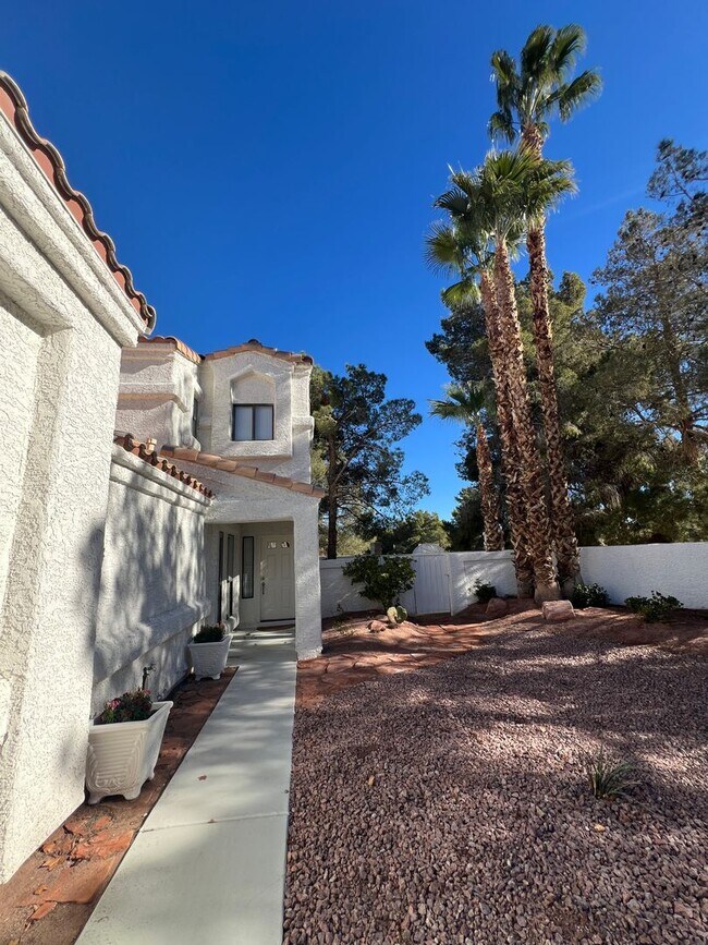 Building Photo - Spacious & Bright 3bed 2.5bath 2car garage...