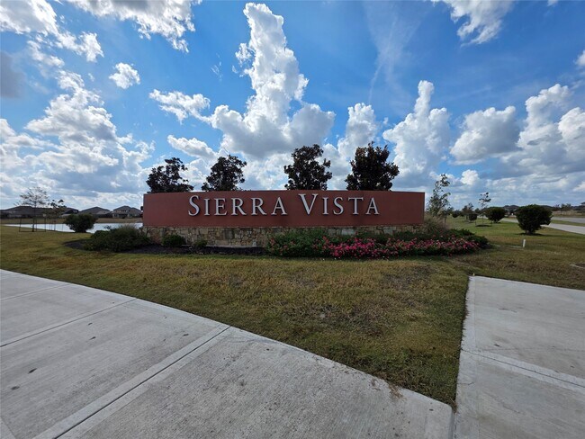 Foto del edificio - 1333 Red Hills Dr