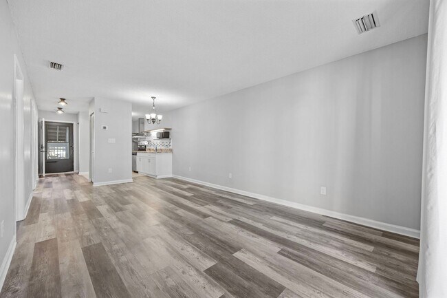Foto del edificio - Charming 2-Bedroom Condo Near the Beach