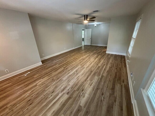 Building Photo - 807 Bouldin Ave