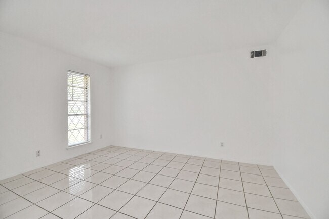 Foto del edificio - 530 Westshire Dr