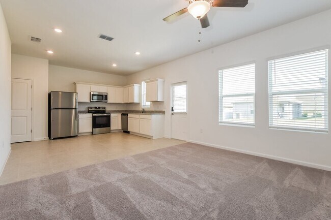 Building Photo - 2042 Hemingway Cir