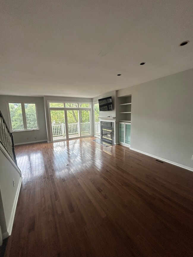 Building Photo - 560 Empress Ave
