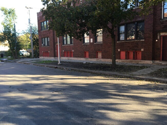 Mucho estacionamiento en la calle - 415 W 77th St