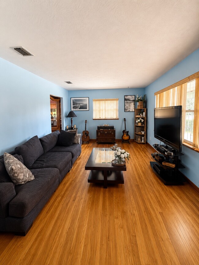 Building Photo - 6006 Jaguar Dr W