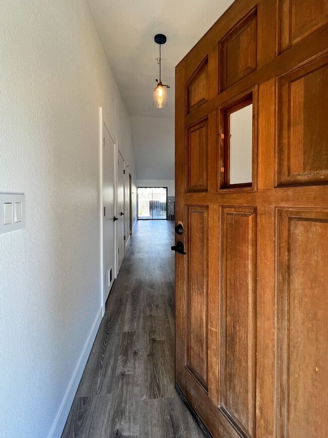 Foto del edificio - Beautifully Remodeled 2-Bedroom, 2-Bathroom Townhome with Single-Car Garage