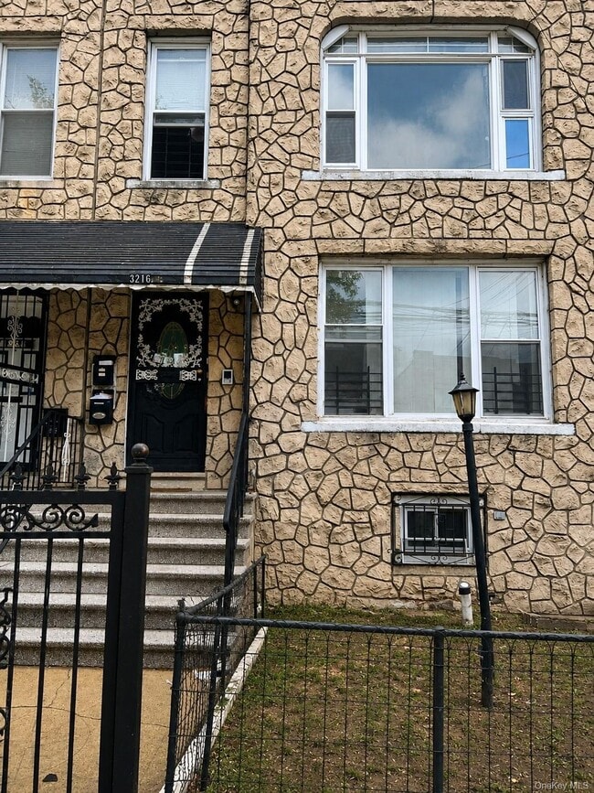 Building Photo - 3216 Seymour Ave