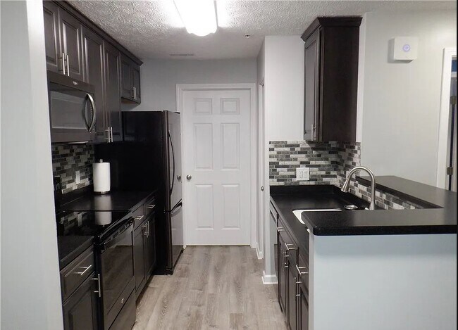 Foto del edificio - 14940 Lenox Dr
