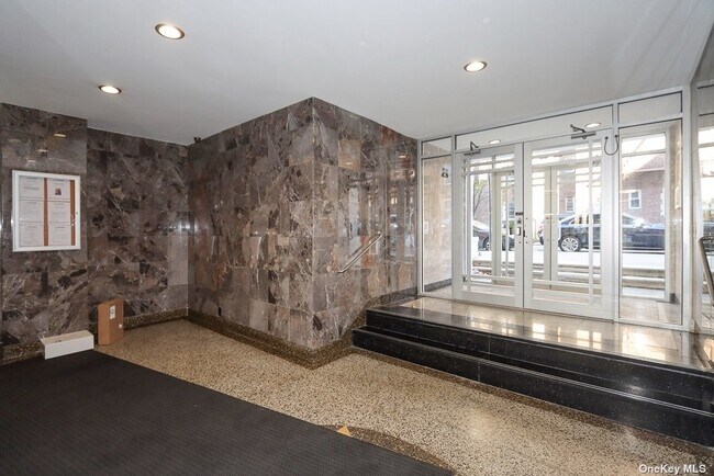 Foto del edificio - 64-48 Booth St