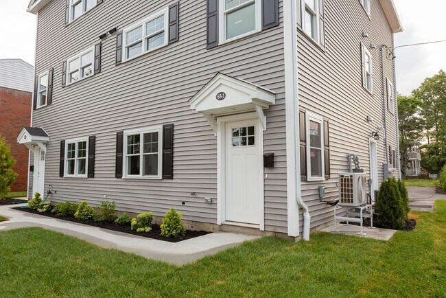 Building Photo - 63 Bacon St