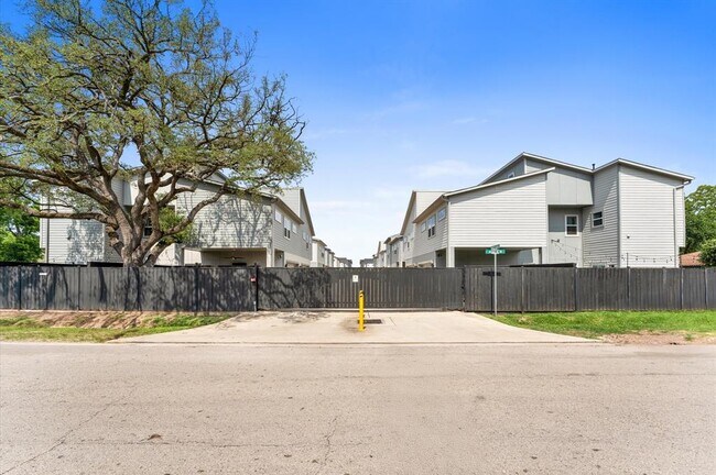 Foto del edificio - 7722 Jack Oak Ave