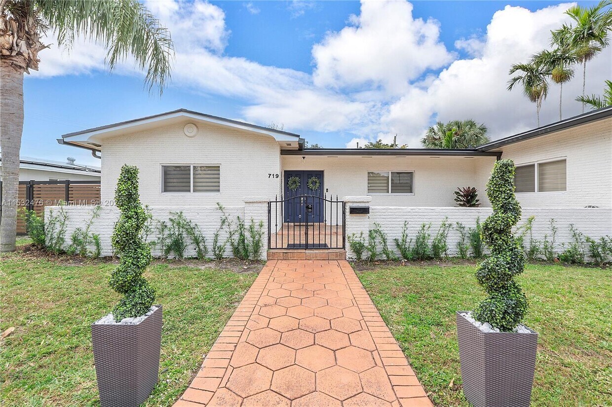 Primary Photo - 719 N Crescent Dr