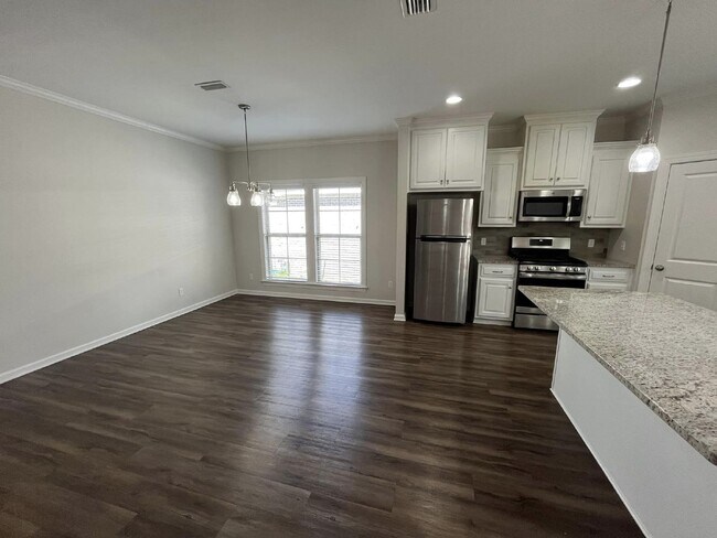 Building Photo - Available now FOR RENT in Dothan, AL!!