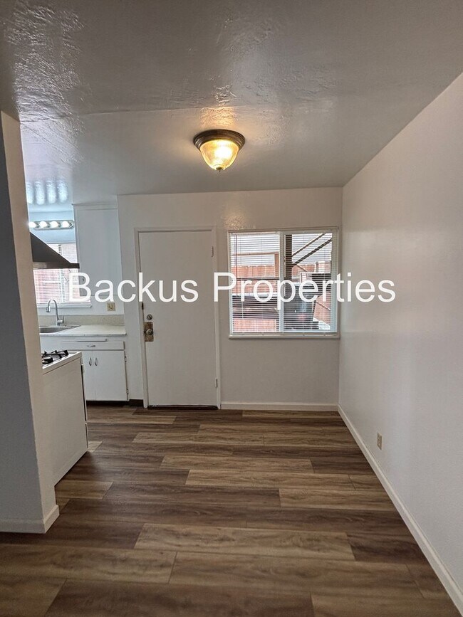 Foto del edificio - 922 Lupin Dr