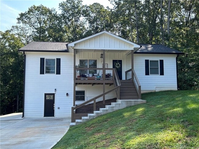 Foto del edificio - 215 Pinecone Ln