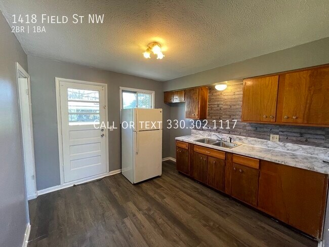Foto del edificio - Two bedroom one bathroom duplex for rent