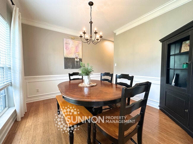 Foto del edificio - Spacious 3 bed, 2.5 bath with large bonus