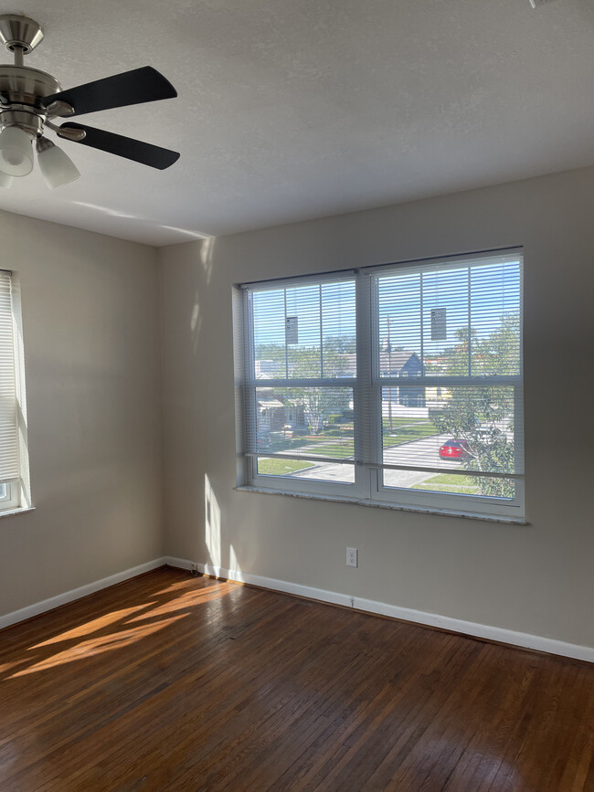 Building Photo - 210-212 S Melville Ave