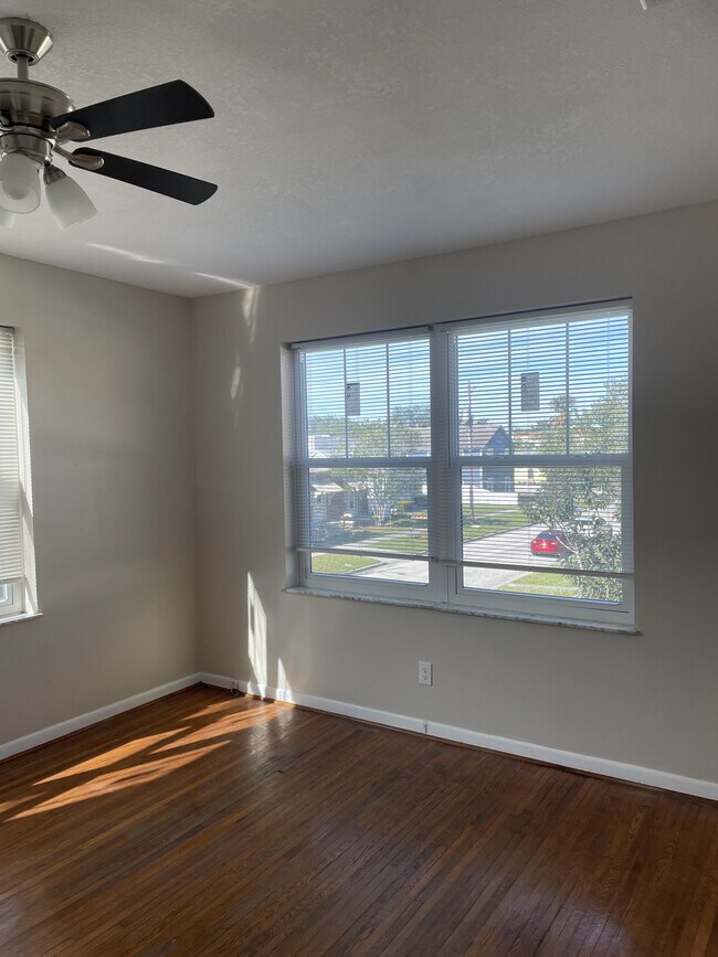 Foto del edificio - 210-212 S Melville Ave