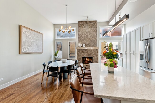 Foto del edificio - 1527 W Pearson St