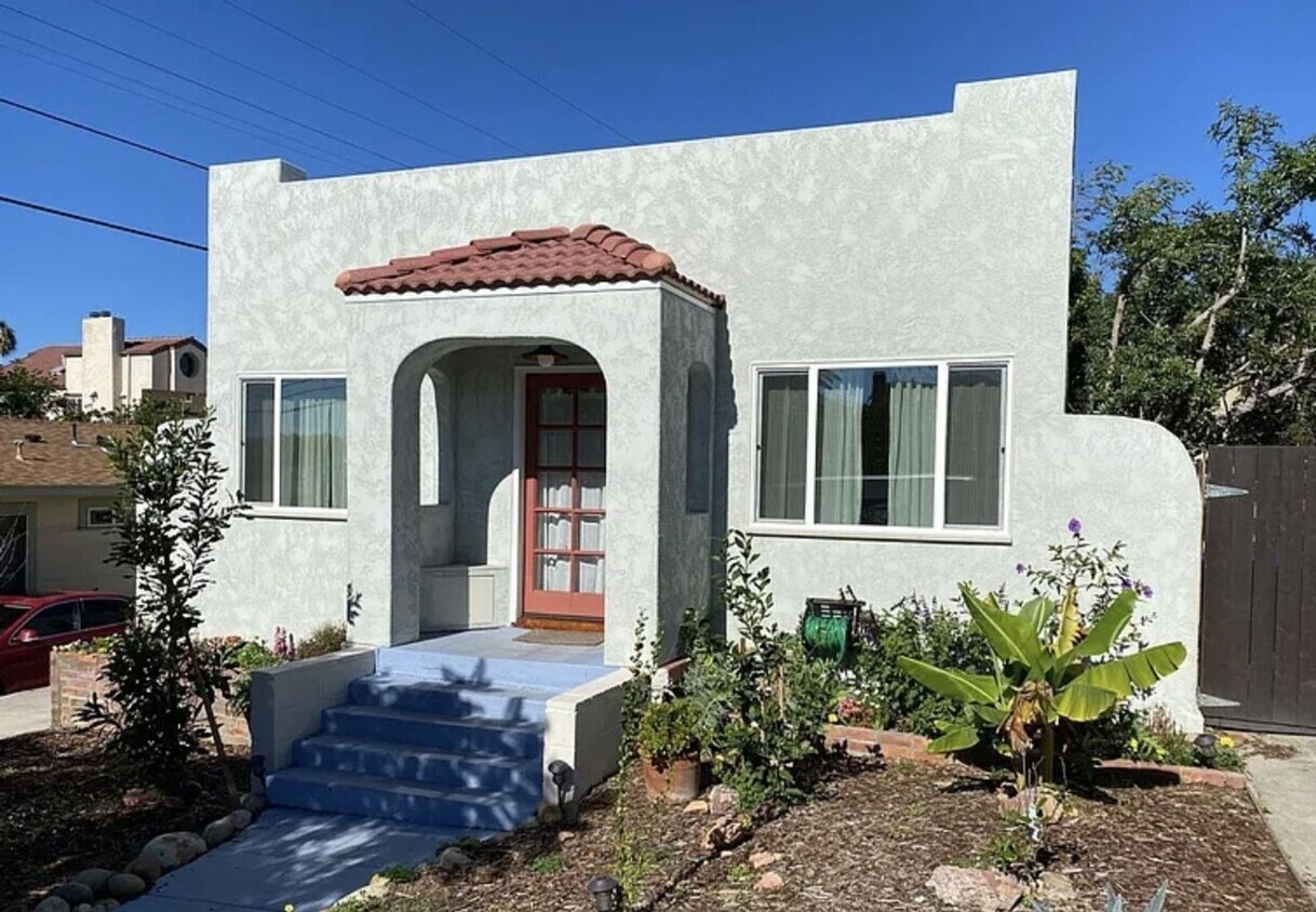 Foto principal - Charming 2 Bed, 1 Bath Home with Modern Up...
