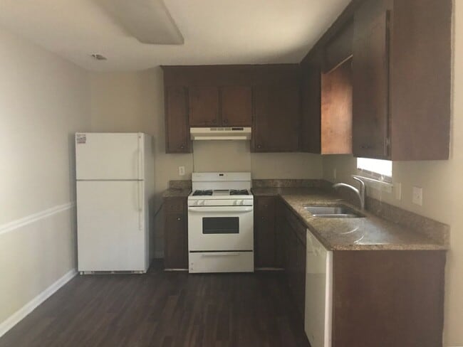 Building Photo - This beautiful 3 bedroom 1 bath home is lo...
