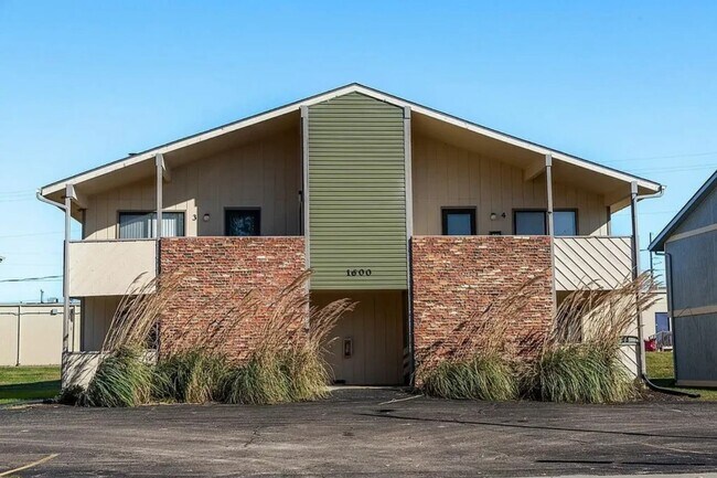 Building Photo - 5301 SW 15th Ct