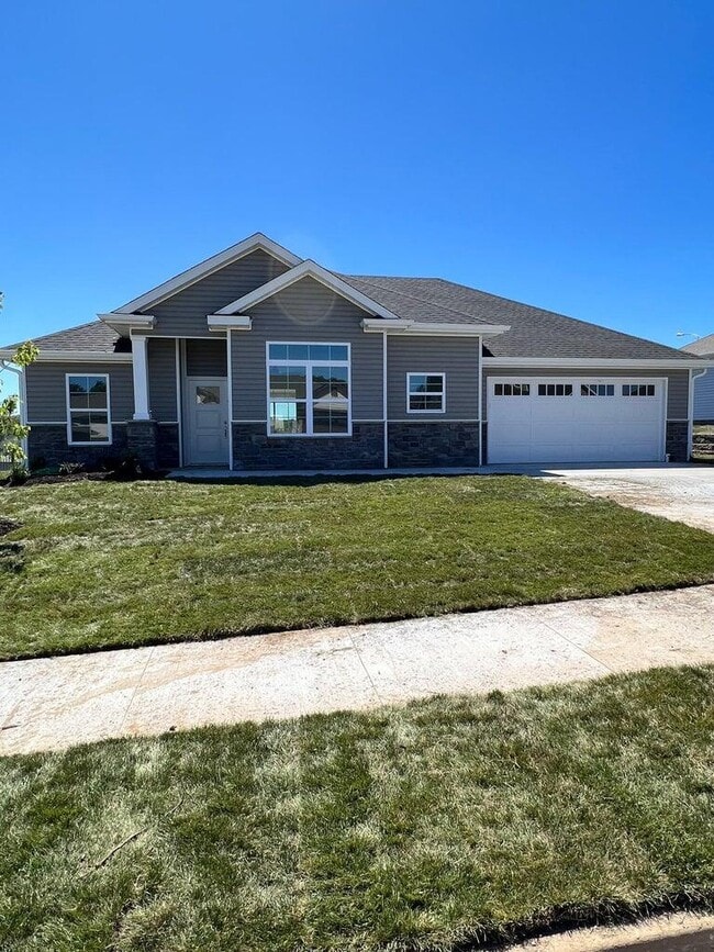 Building Photo - 624 Promenade Dr