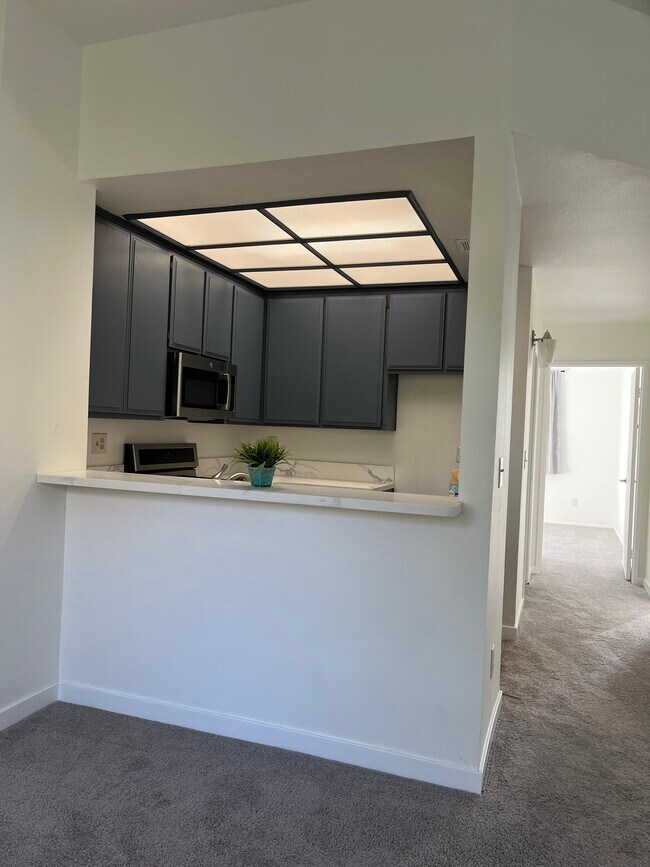 Foto del edificio - 24115 Evans Ave