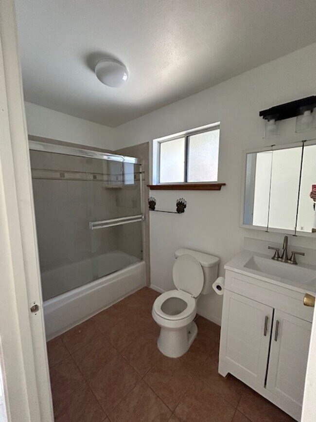 Foto del edificio - 2 Bedroom with fenced yard.