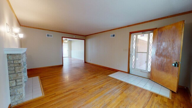 Foto del edificio - 3 Bedroom, 2 Bathroom House with Attached Double Garage