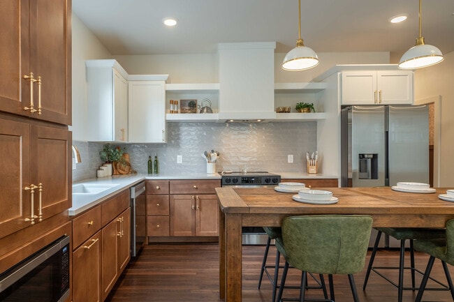 Building Photo - Owen Silos