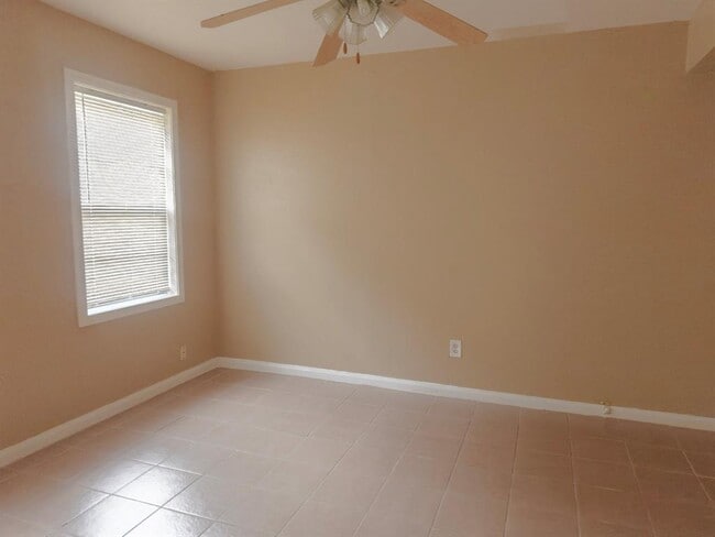 Building Photo - 5025 Park Dr