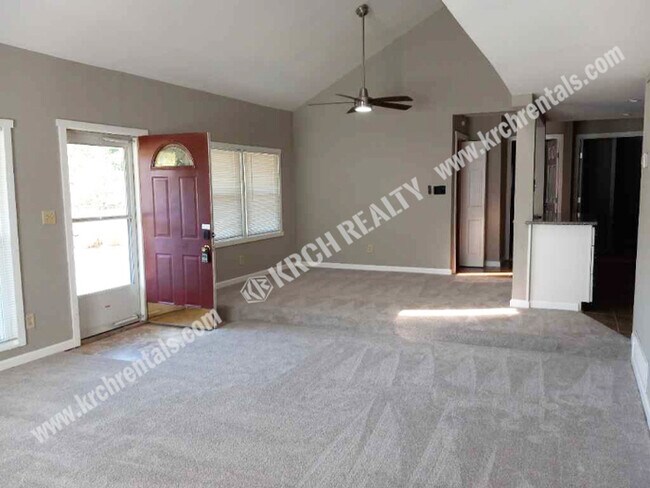 Foto del edificio - Beautiful 4-Bedroom 2-Bathroom Home with U...