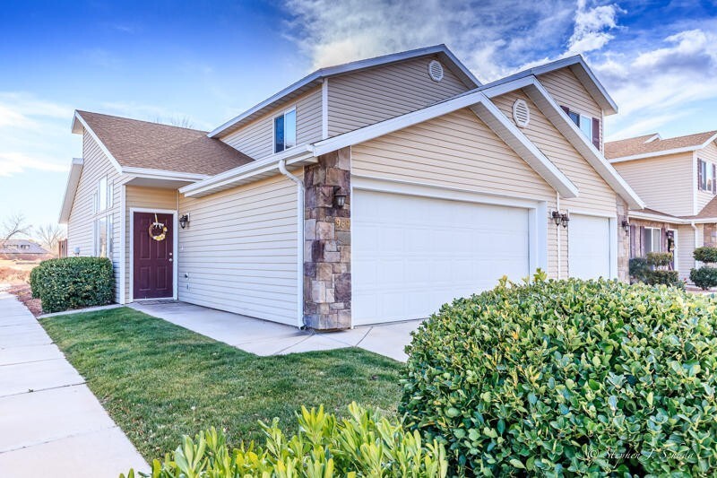 Primary Photo - 3 bedroom, 2 bath townhome, end unit, grea...