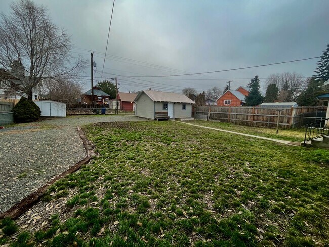 Foto del edificio - Immaculate 2 Bedroom Home with a Fenced Yard