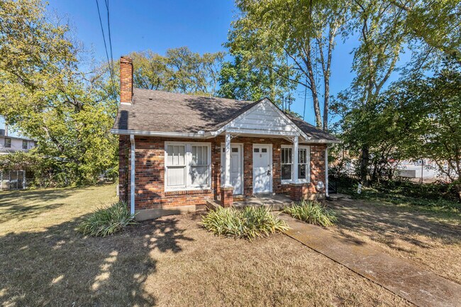 Foto del edificio - Charming Sylvan Park Shotgun Apartment in a Darling Triplex!