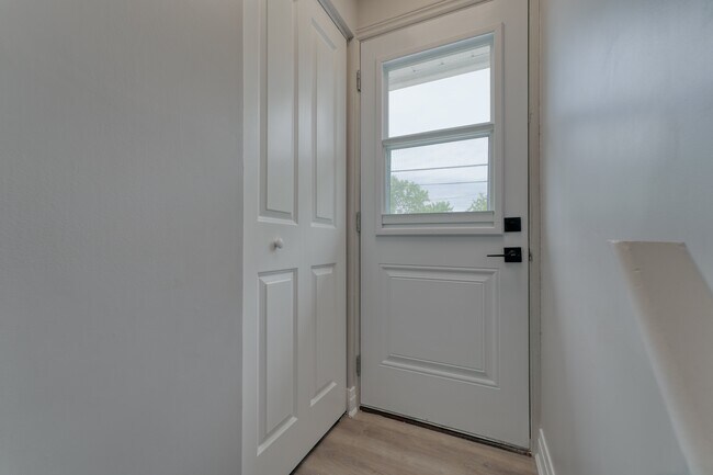 Building Photo - 631 Aylmer Crescent