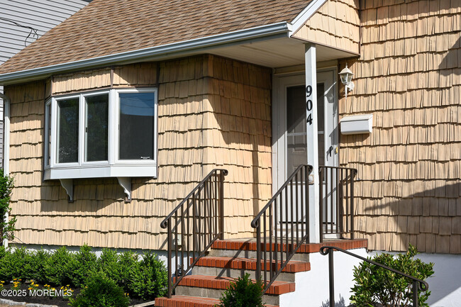 Foto del edificio - 904 Claridge Dr