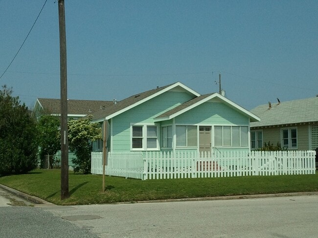 Half block to Seawall! Water View from th... - Half block to Seawall!  Water View from th... House