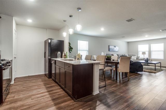 Foto del edificio - 425 Sweetshade Ln