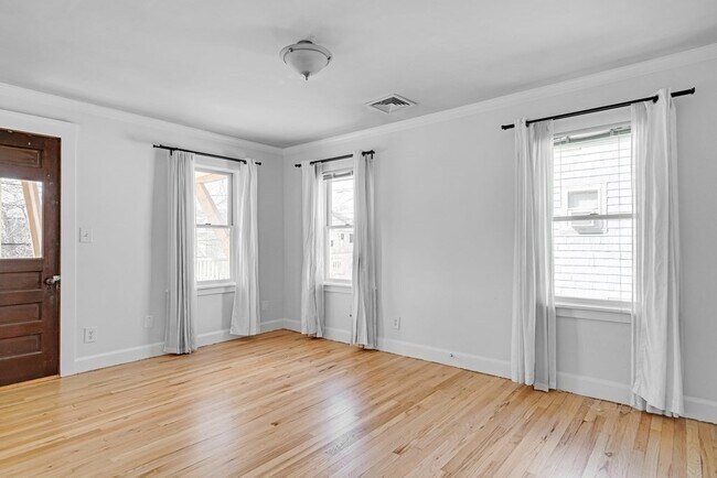 Foto del edificio - 44 Waldo Rd