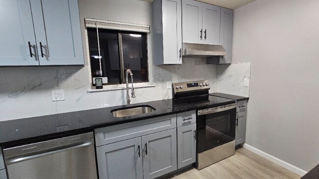 Foto del edificio - 266 High Path Rd