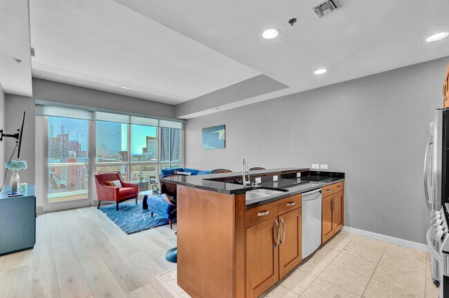 Foto del edificio - Fully Furnished 2 Bedroom 2 Bath High Rise with Strip Views