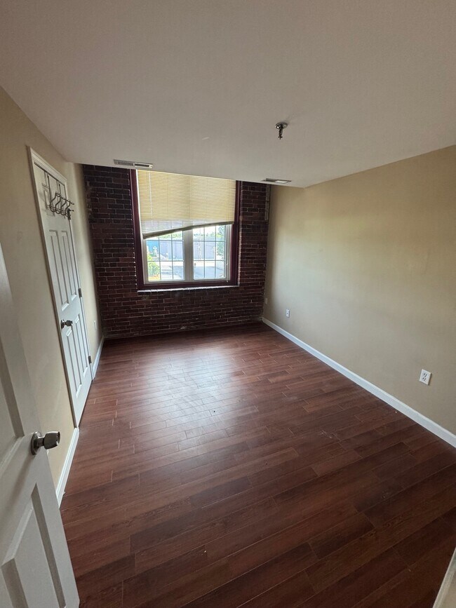 Bedroom 1 - 471 Silver St